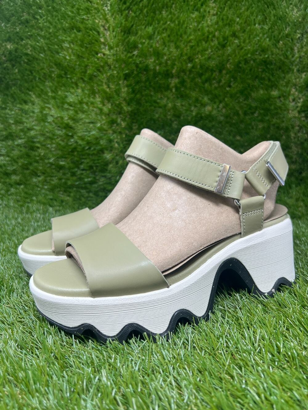 SOREL 7.5 Kinetic Aura Y-Strap Women's Sandal Dusty Twill Gum 18 Leather EVA